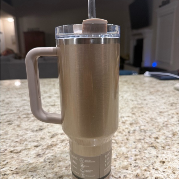 Stanley Gold Quencher H2.0 Tumbler with Handle - Picture 2 of 3